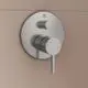 Wandmontierte Badarmatur von Ideal Standard mit zwei verschiedengroßen Bedienelementen in gebürstetem Silber vor heller Wand.